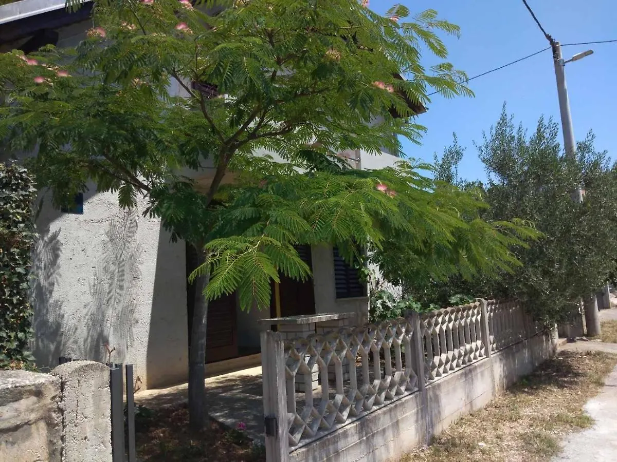 Apartment Zola Gornji Karin 0*,  Croatia